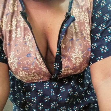 Individual hot saree aunty real meet big boobs 