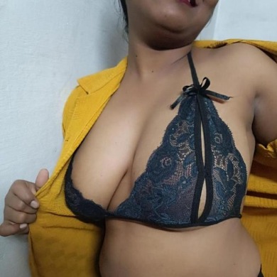 Individual hot saree aunty real meet big boobs 
